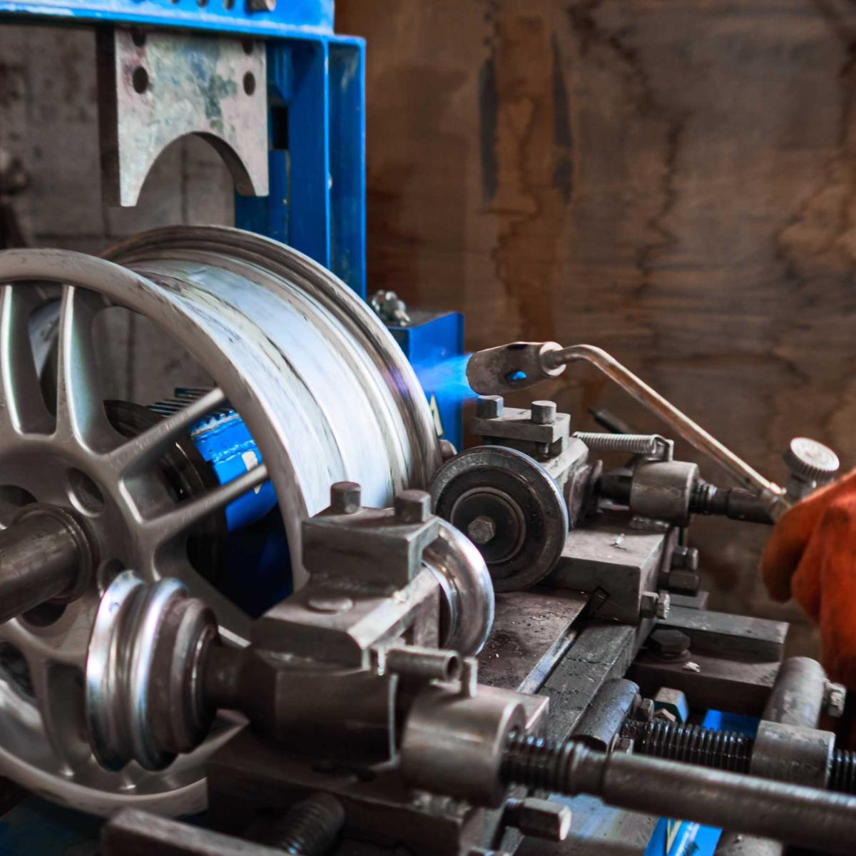 Alloy-Wheel-Straightening-–-Repair-Buckled,-Bent-or-Dented-Alloy-Wheels